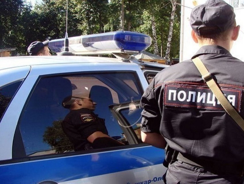 Два сотрудника из правоохранительных органов попросили спавшего в машине нетрезвого водителя отъехать с бордюра и потребовали взятку за езду в пьяном виде на Ставрополье