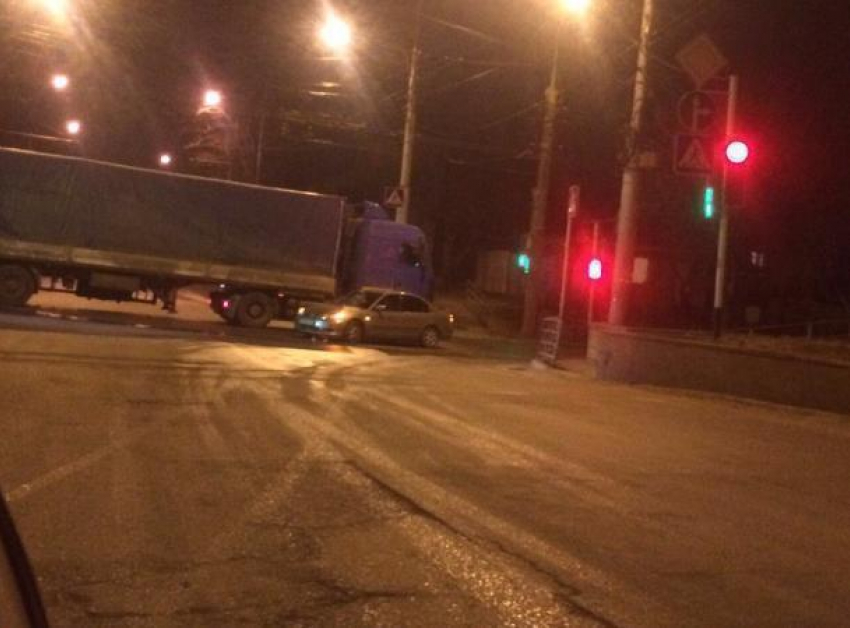 Попавшая в ДТП с легковушкой фура перекрыла дорогу в Ставрополе