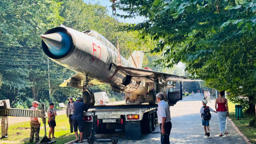 «Улетел», но недалеко: легендарный МиГ-21 сменил место в парке Победы Ставрополя 