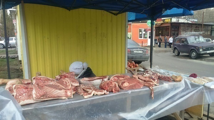 Продажа мяса на улице возмутила жительницу Ставрополя