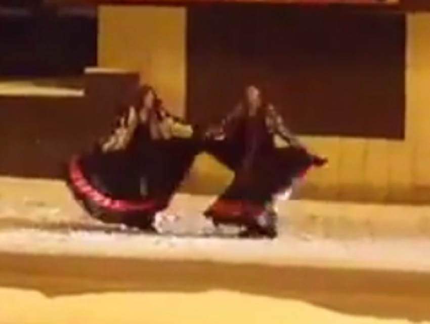 Две девушки устроили пляски на дороге и попали на видео в Пятигорске