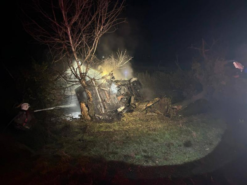 Мужчина сгорел заживо во врезавшемся в дерево автомобиле на Ставрополье