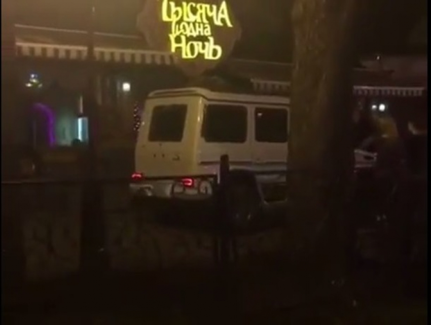 Автохам на белом внедорожнике неспешно рассекал по тротуарам в Пятигорске и попал на видео