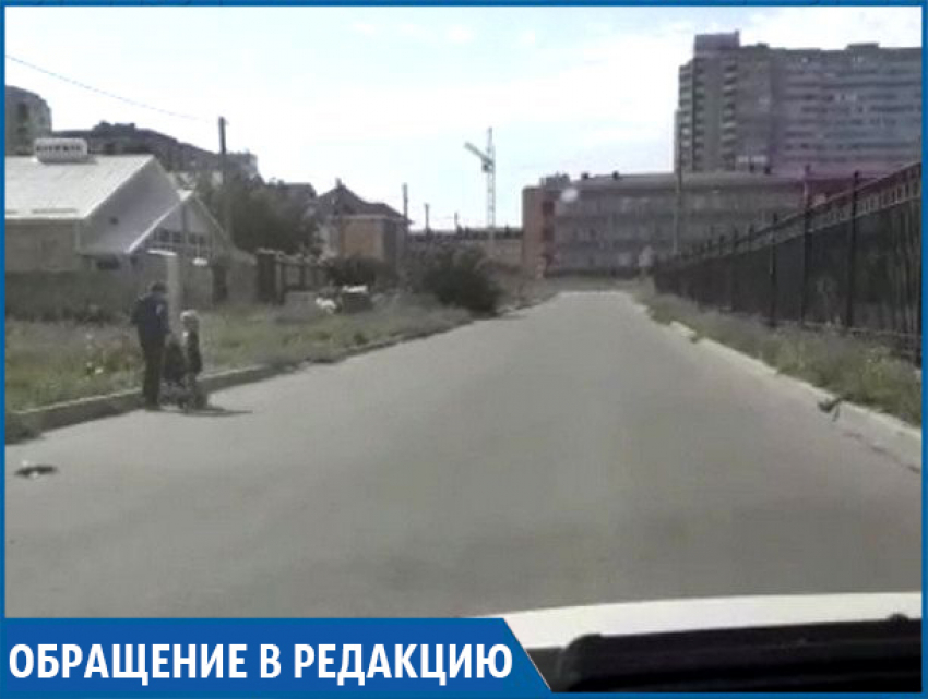 "Детям приходится идти в школу по проезжей части посреди «летающих» машин!» - жительница Ставрополя