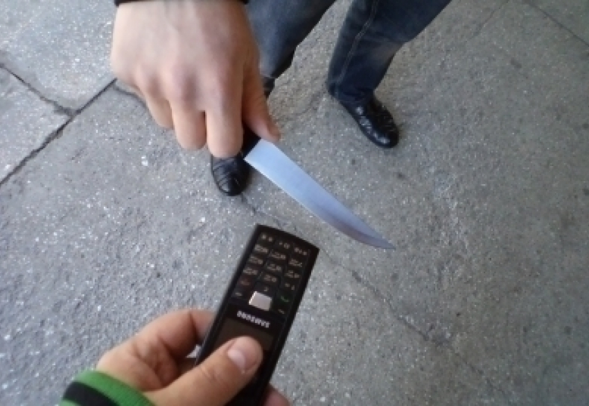 В Ставрополе несовершеннолетний и его подруга угрожали ножом местной жительнице