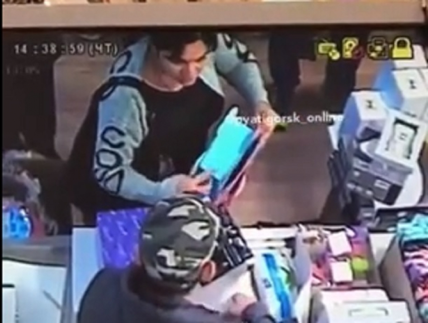 Ловкий трюк мошенницы с исчезновением пятитысячной купюры под носом у продавца попал на видео в Пятигорске
