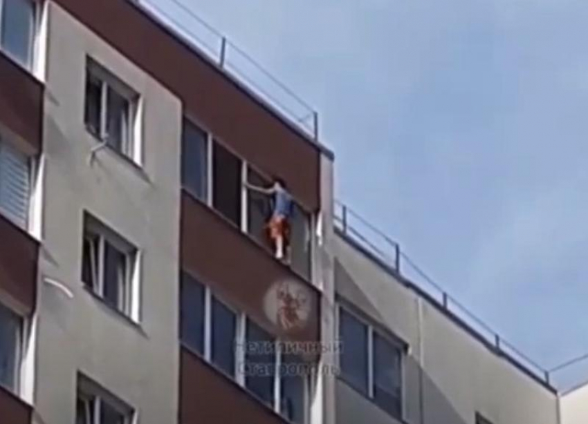«Балансирующий» на карнизе многоэтажки парень напугал ставропольцев