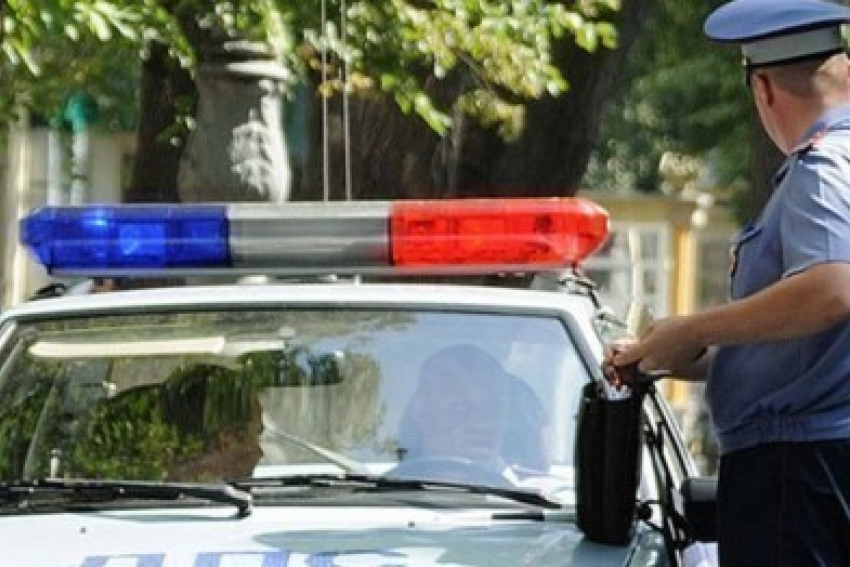 "Митсубиси» врезалась в полицейскую машину: правоохранителя доставили в больницу