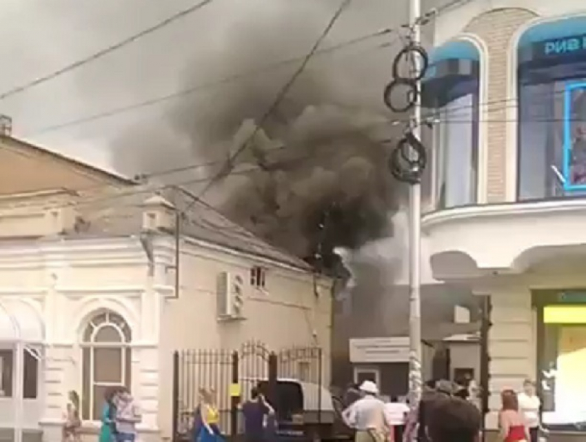 Пылающее здание в самом центре Пятигорска очевидцы сняли на видео