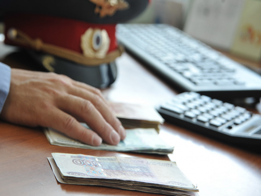 Сотрудники ГИБДД попались на взятке с пьяной женщины на Ставрополье 