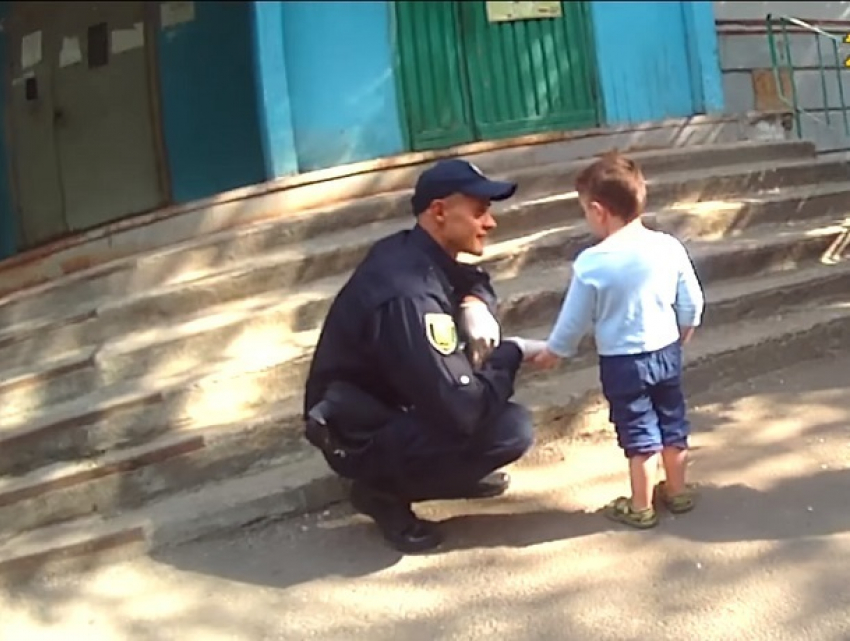 4-летний мальчик три  часа блуждал по Зеленокумску пока его не нашли полицейские