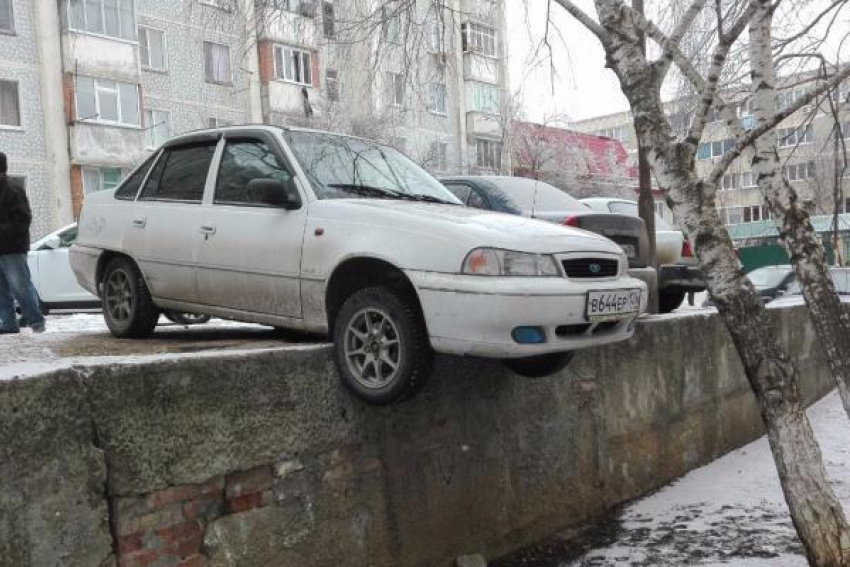 Нестандартная парковка автомобилиста на Ставрополье попала на видео