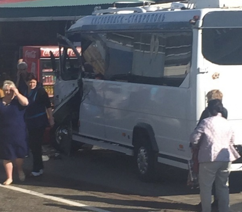 Пассажирский автобус попал в жуткое ДТП на ставропольской трассе «Кавказ»