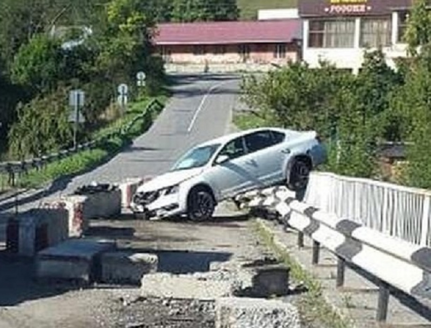 Белая иномарка протаранила бетонные блоки и повисла на краю аварийного моста в Ставропольском крае