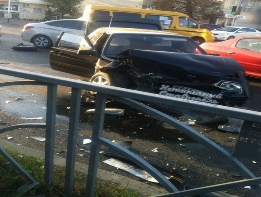 Серьезная авария с участием двух легковушек произошла в Ставрополе