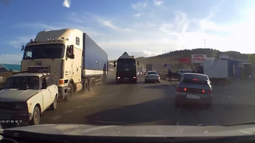 Фура едва не снесла рынок в Пятигорске из-за отказавших тормозов