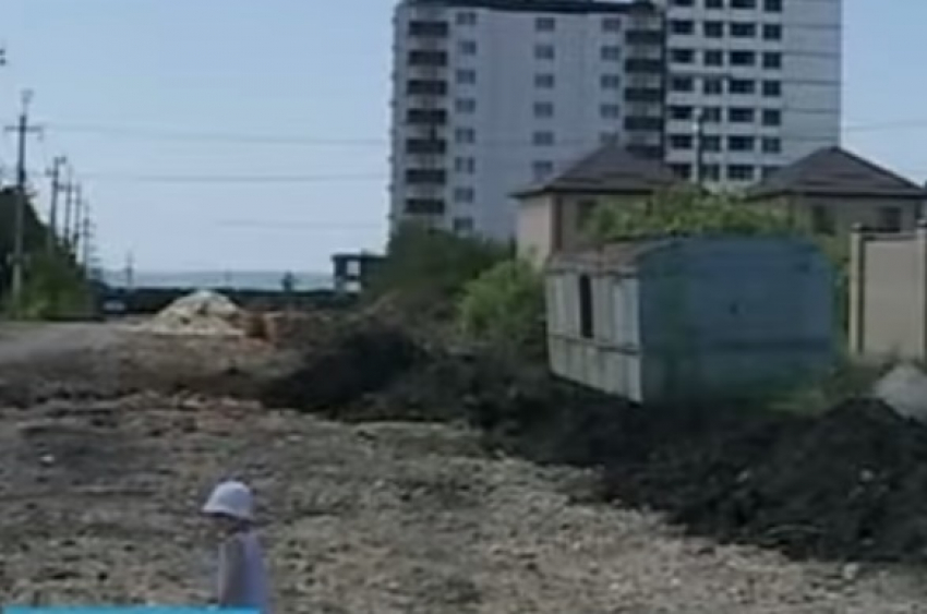 Жители улицы Алмазной добираются домой по бездорожью