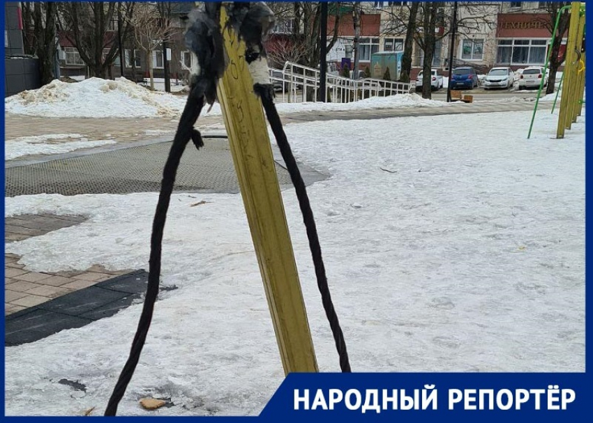 Состояние качелей для детей в центре Ставрополя обеспокоило горожан 