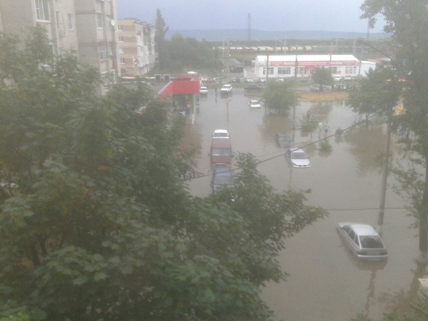 Автомобили во дворах Невинномысска оказались наполовину под водой из-за стихии