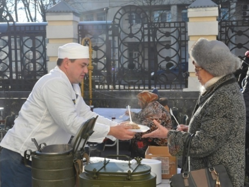 Сотрудники МЧС угощали бесплатной кашей и чаем всех желающих на Рождество в Ставрополе 
