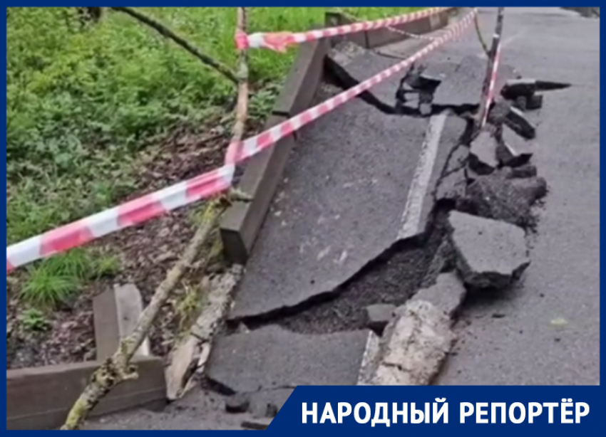 Грузовик с песком разрушил мост в ставропольском парке Победы 