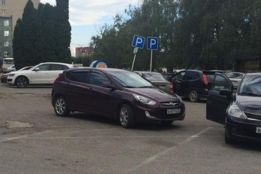 Паркуюсь как хочу: автомобилист занял два парковочных места на стоянке по улице Тухачевского