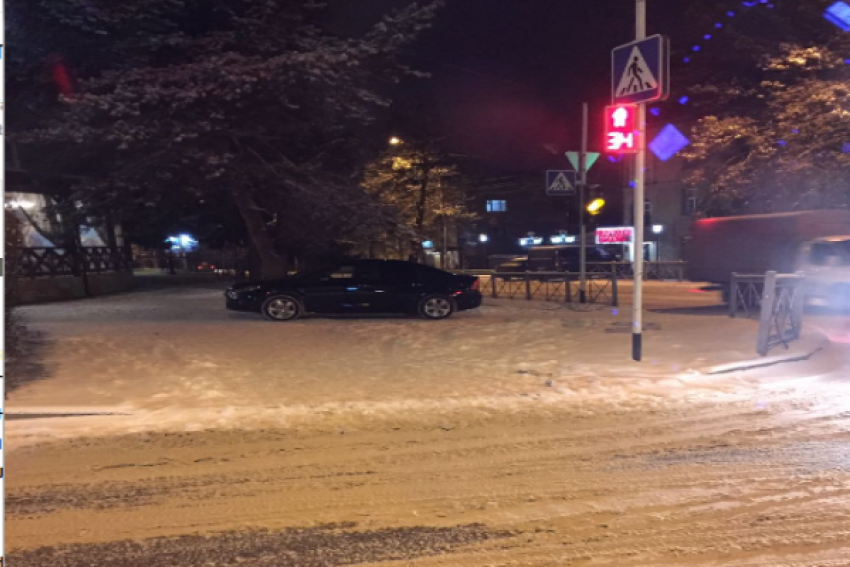 Паркуюсь как хочу: владельцы оставляют свои машины на пешеходном переходе в Кисловодске