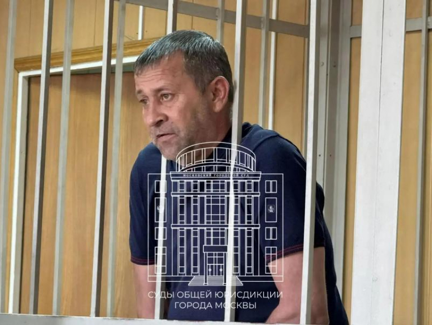 Ставрополец пытался ударить ковшом экскаватора мужчину и разнес витрину цветочного магазина