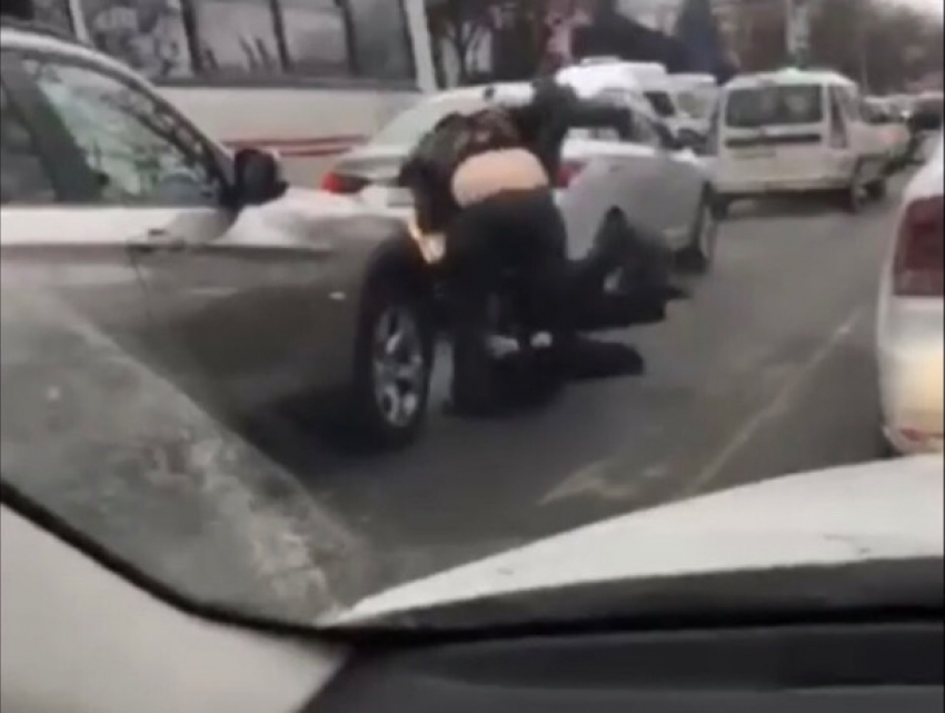 Водитель жестоко избил парня посреди проезжей части в Ставрополе