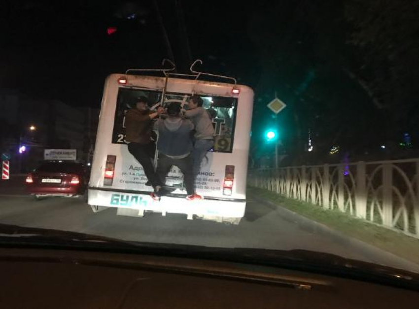 Прицепившиеся к движущемуся троллейбусу зацеперы обеспокоили жителей Ставрополя