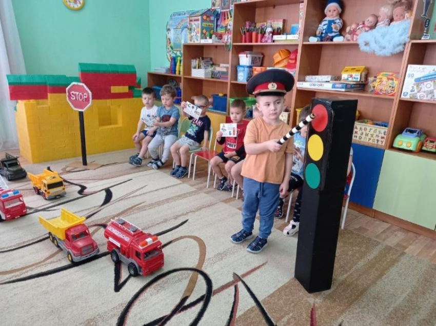 В детском саду №15 в Ставрополе дети изучают ПДД через сказки и игры