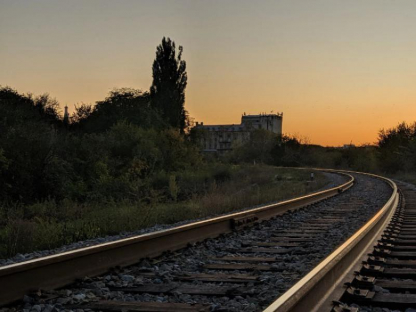 Электропоезд насмерть сбил мужчину на железнодорожных путях в Ессентуках