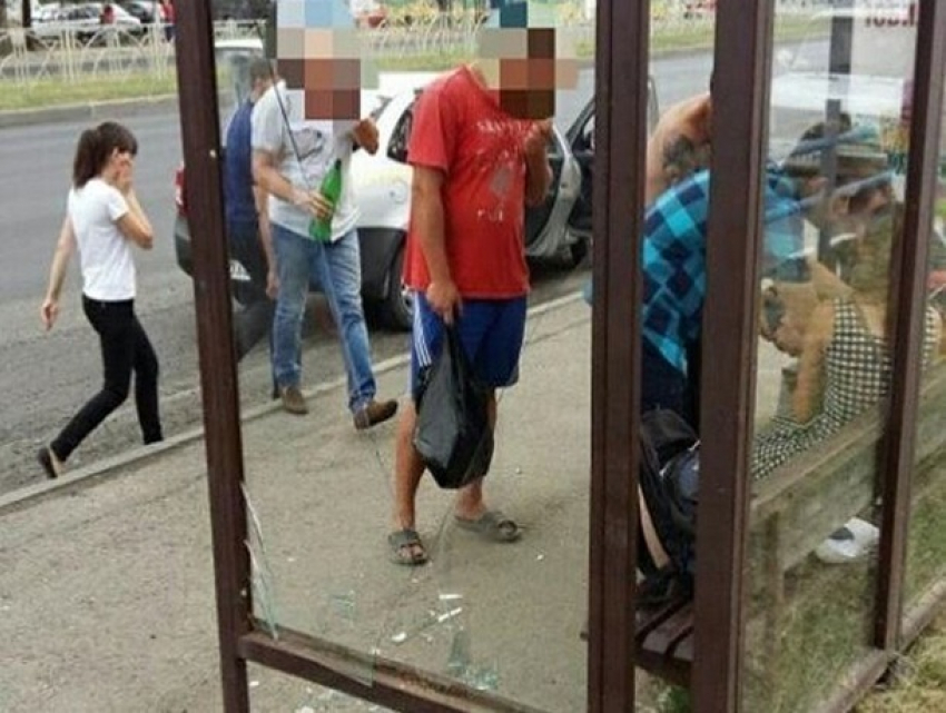 Стеклянная стена остановки упала на мальчика и порезала ему ногу в Ставрополе