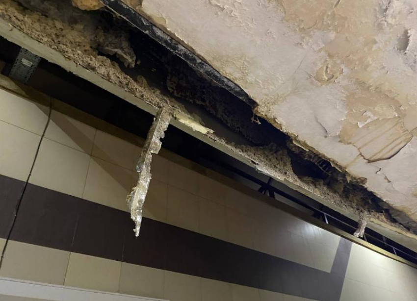 Трухлявый потолок в подземном переходе может упасть на головы жителей Ставрополя
