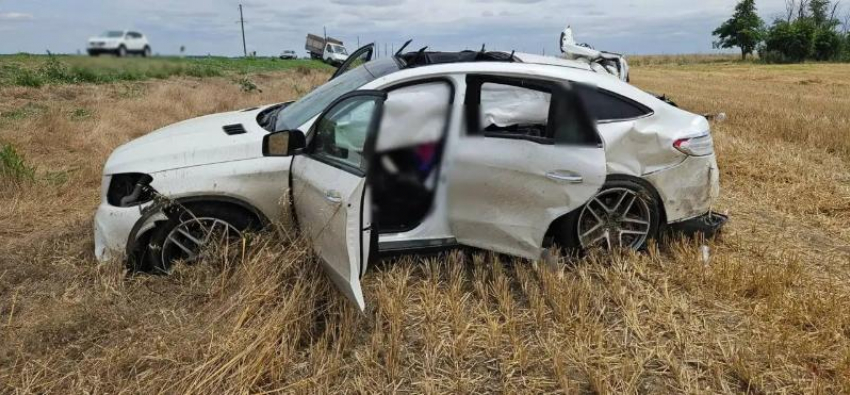 Мерседес с 4 пассажирами опрокинулся на ставропольской трассе: есть погибшая и пострадавшие