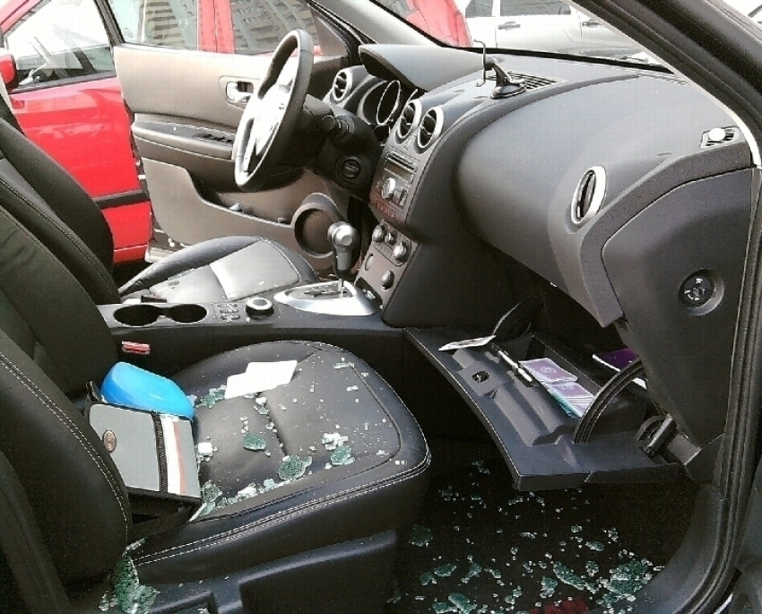 Двое молодых людей в Пятигорске обокрали автомобиль