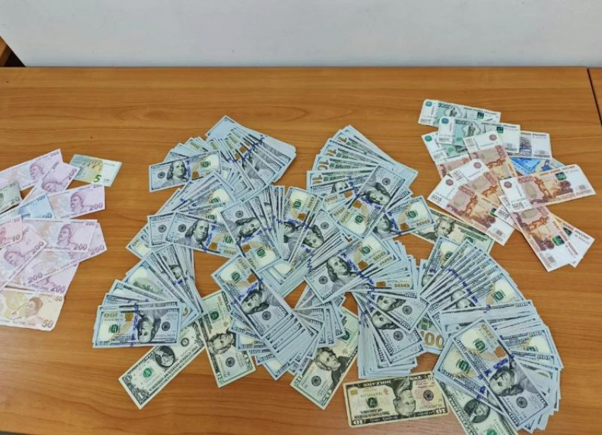 Задержание в аэропорту Минвод: гражданка РФ пыталась провезти 32 тысяч долларов