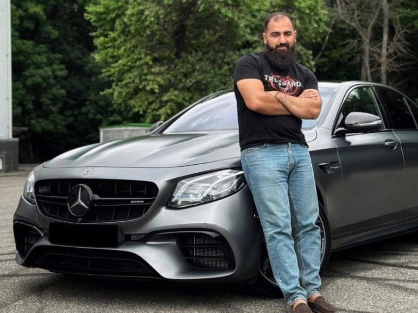 «Он душил и сломал ключицу»: ставропольского автоблогера обвинили в любви-разводе с кредитами на миллионы