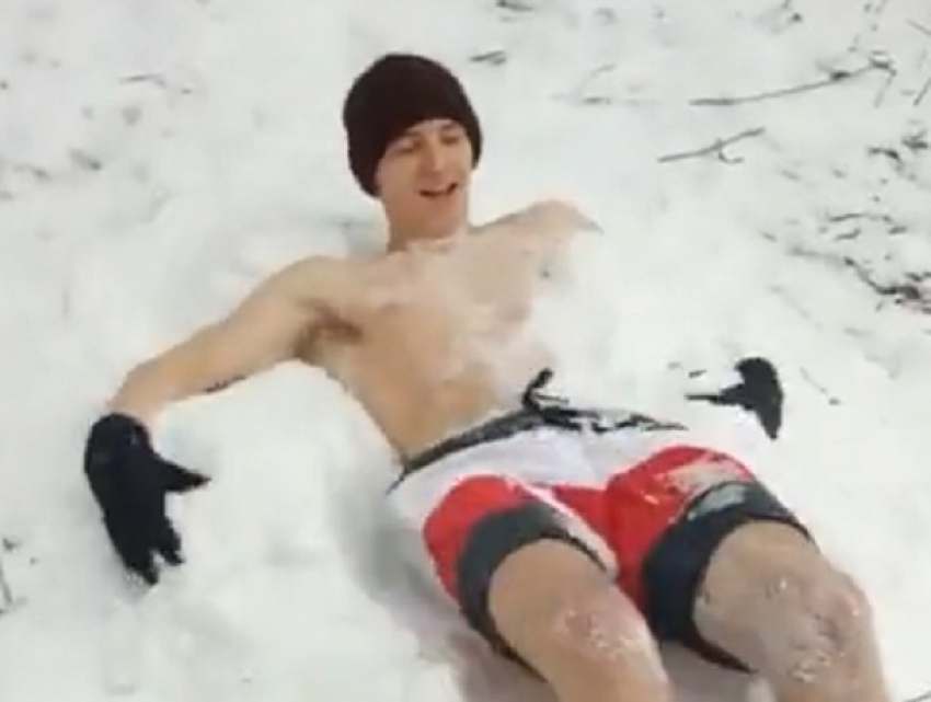 Отчаянный ставрополец «искупался» в снегу с голым торсом 