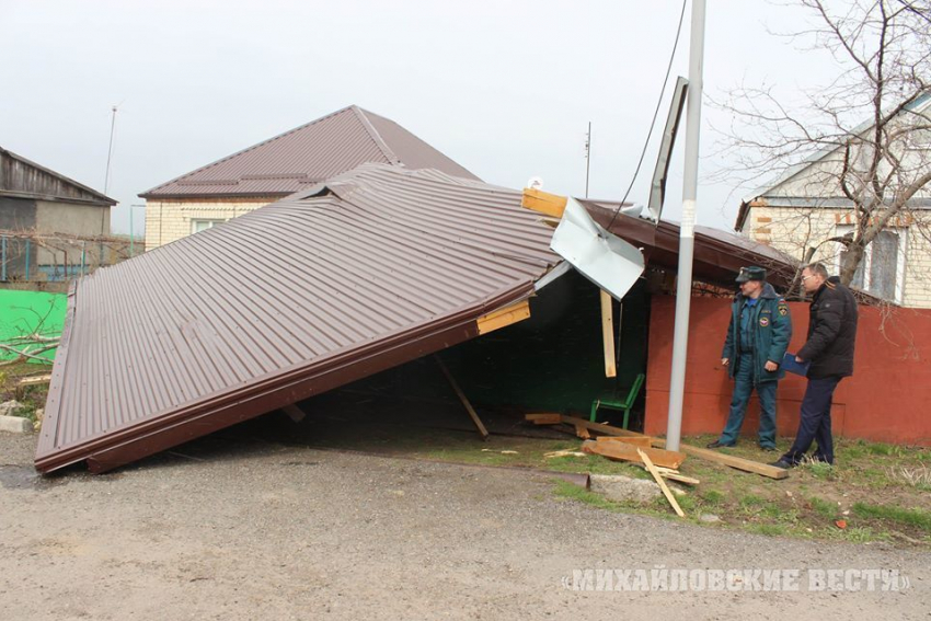В Михайловске снесло крышу с частного дома