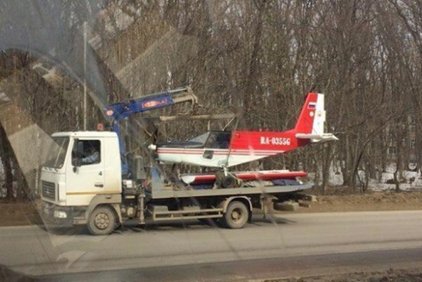 Эвакуатор увёз легкомоторный самолет за посадку в неположенном месте в Ставрополе