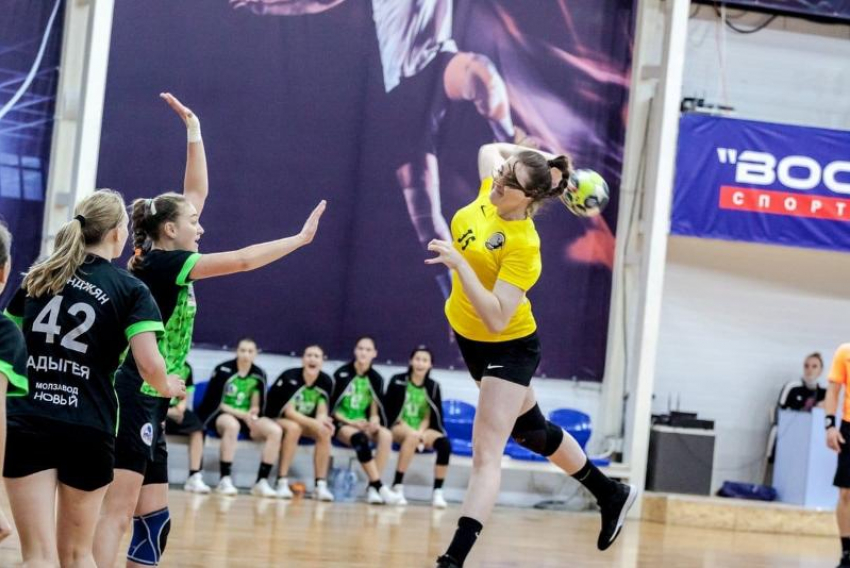 Юные гандболистки «Ставрополья» дважды уступили чемпионкам из Москвы  