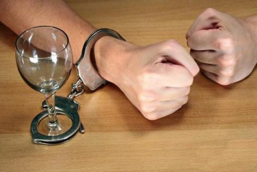 Полицейские нашли 700 бутылок контрафактного алкоголя в машине жителя Пятигорска