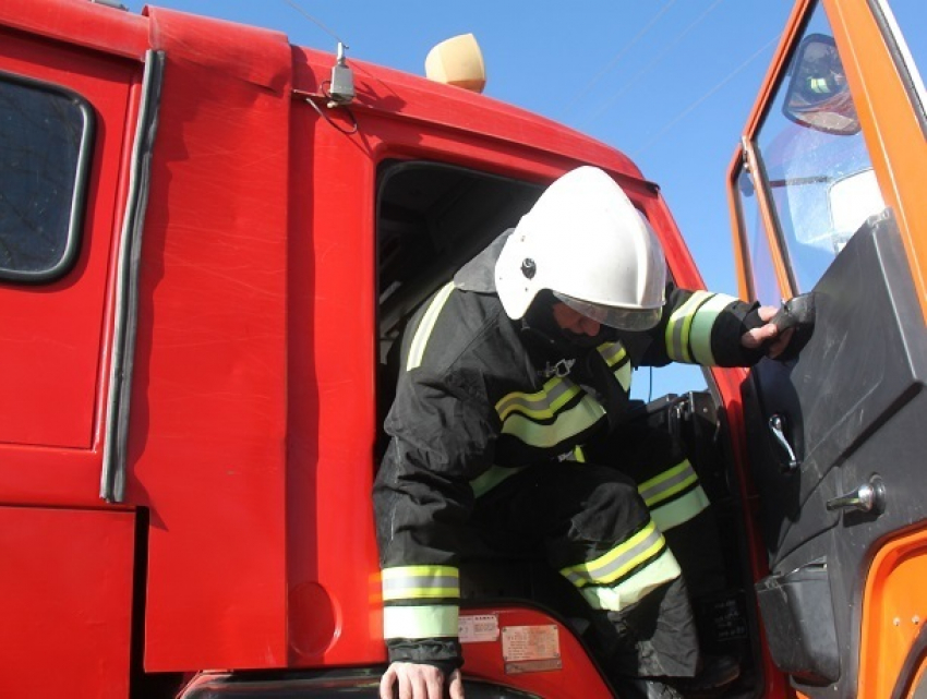  «Девятка» на полной скорости влетела в большегруз с соломенными тюками на Ставрополье