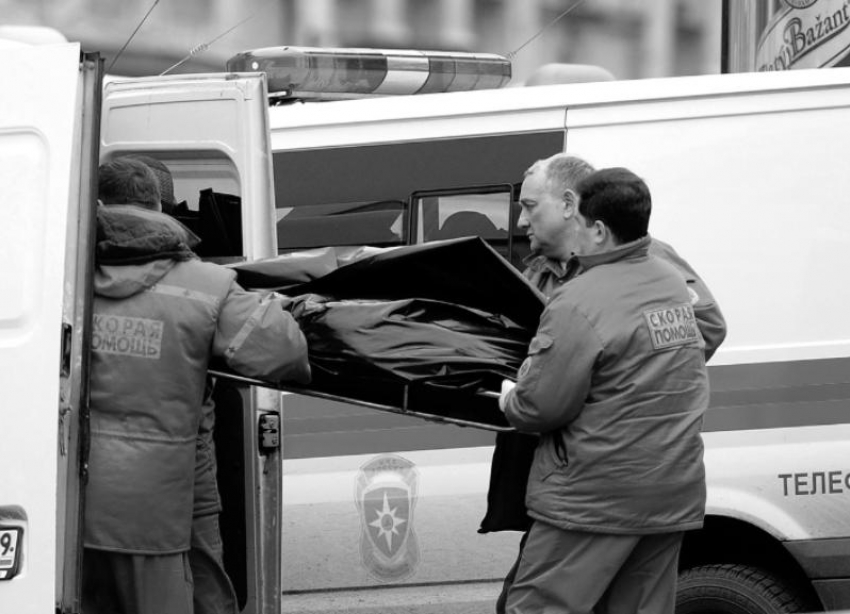 Из окна многоэтажки в Ставрополе выпала 28-летняя девушка 