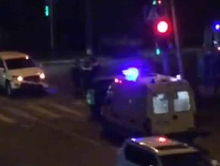 Два внедорожника столкнулись на перекрестке в Ставрополе – к месту прибыла машина реанимации 