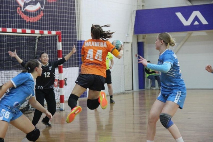 Два раза по плюс два: гандболистки «Ставрополья» одолели соперниц из Волгограда