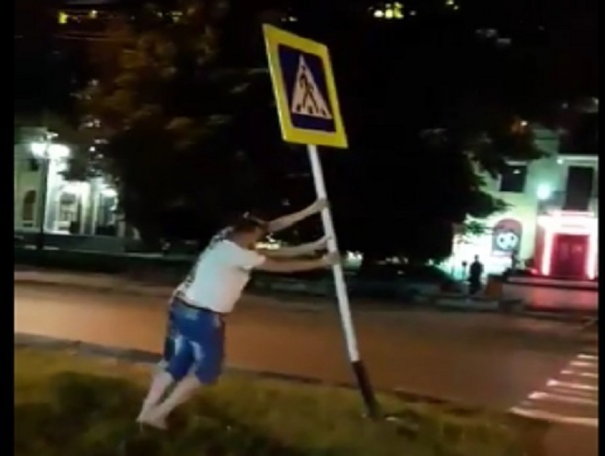 Сознательные молодые люди подняли снесенный машиной дорожный знак в Ставрополе и попали на видео