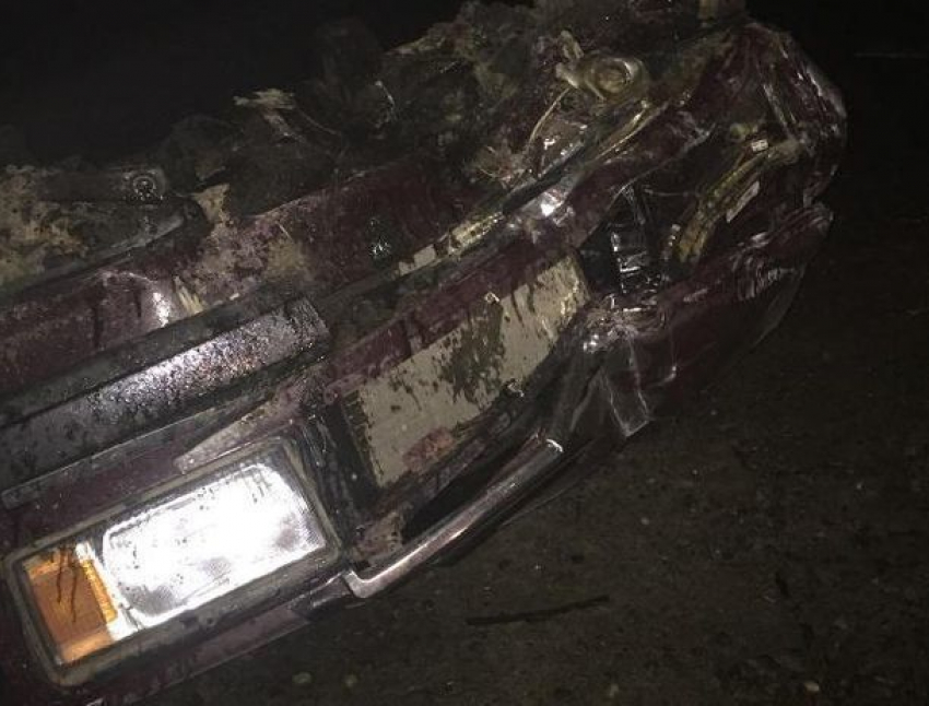 Пьяный водитель на «семерке» снес дорожный знак и перевернулся по пути из Ставрополя в аэропорт