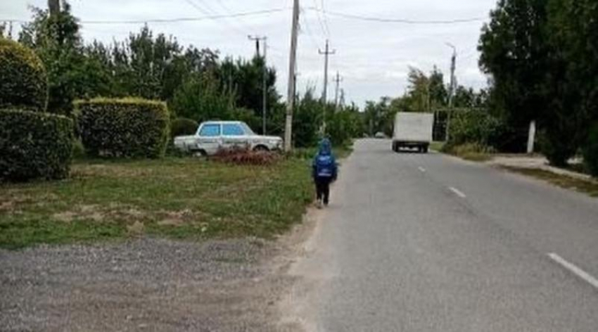 Жители села Краснокумского на Ставрополье просят проложить тротуар на улице